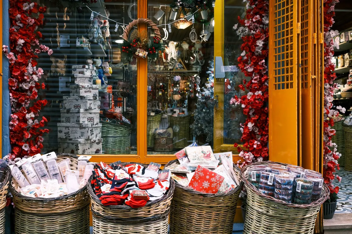 How to Build a Handmade Housewarming Gift Basket on a Budget